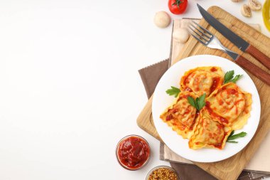 Beyaz arka planda ravioli olan lezzetli yemek konsepti