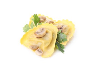 Beyaz arka planda izole edilmiş lezzetli İtalyan mantısı, yakın plan.