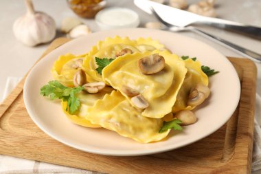 Lezzetli yemek kavramı ve dokuma masasında ravioli.