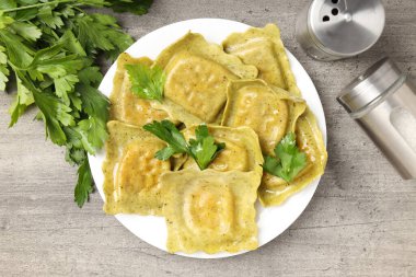 Arka planda ravioli olan lezzetli yemek konsepti.