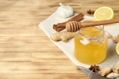 Tahta zemin üzerinde bal ve sarımsak içeren soğuk algınlığı tedavisi kavramı