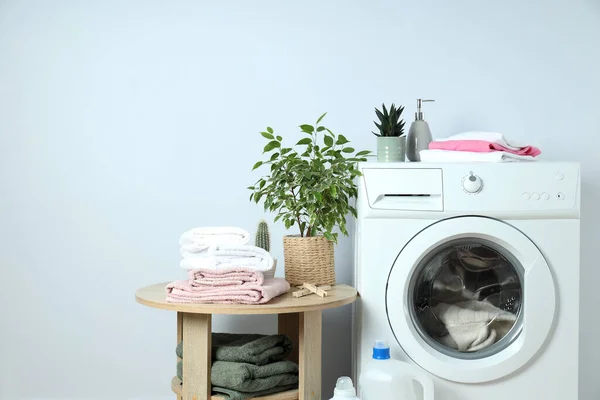 Conceito Trabalho Doméstico Com Máquina Lavar Roupa Sobre Fundo Branco — Fotografia de Stock