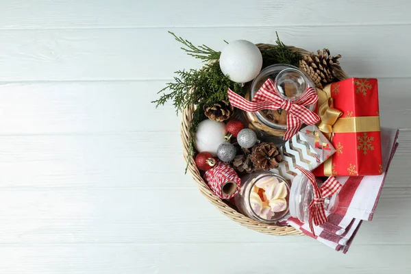 Cadeauconcept Met Kerstmand Witte Houten Tafel — Stockfoto