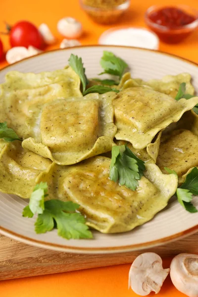 Delizioso Concetto Cibo Con Ravioli Sfondo Arancione — Foto Stock