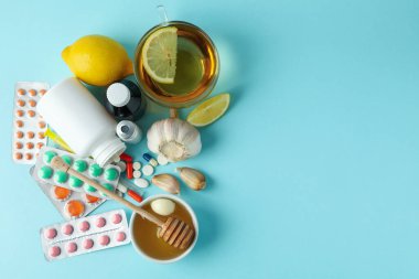 Tedavi anlayışı mavi zemin üzerinde bal ve sarımsak içeren soğuk algınlığı