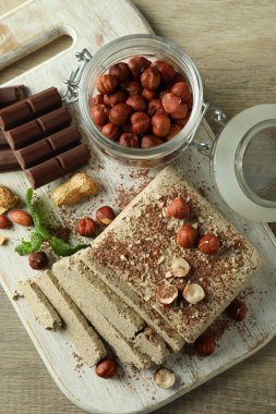 Ahşap zemin üzerinde halva olan lezzetli yiyecek kavramı