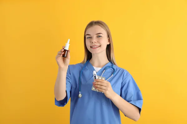 Enfermera Joven Con Aerosol Nasal Sobre Fondo Amarillo Tratamiento Estacional — Foto de Stock