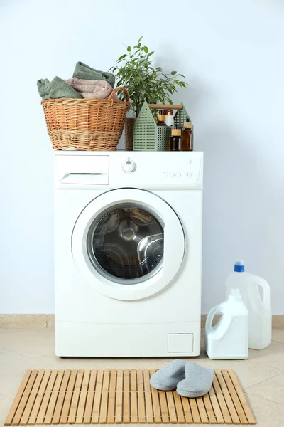 Conceito Trabalho Doméstico Com Máquina Lavar Roupa Contra Parede Branca — Fotografia de Stock