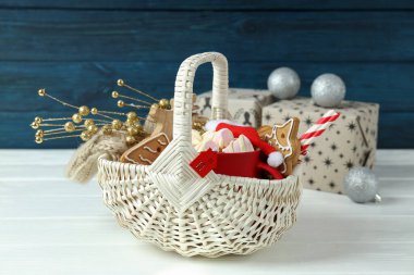 Noel sepeti beyaz ahşap masa üzerinde hediye kavramı