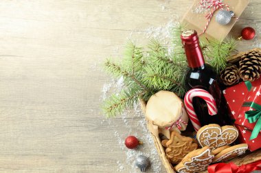 Noel sepeti beyaz ahşap masa üzerinde hediye kavramı