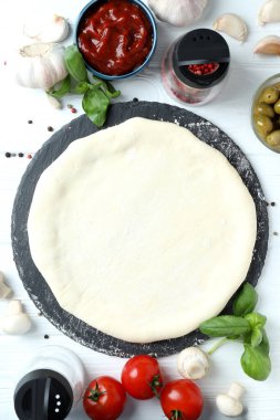 Beyaz tahta arka planda pizza pişirme kavramı