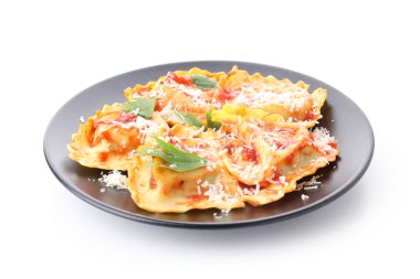 Beyaz arka planda izole edilmiş lezzetli ravioli tabağı.