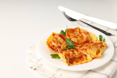 Beyaz arka planda ravioli olan lezzetli yemek konsepti