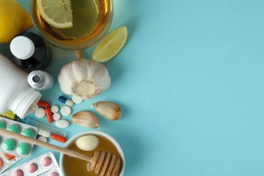 Tedavi anlayışı mavi zemin üzerinde bal ve sarımsak içeren soğuk algınlığı