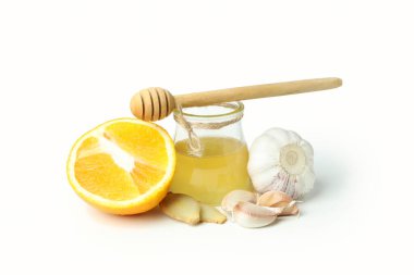 Beyaz zemin üzerinde bal ve sarımsak bulunan soğuk algınlığı tedavisi kavramı