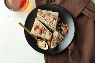 Beyaz desenli arka planda halkası olan lezzetli yiyecek kavramı