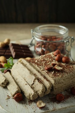 Tahta masa üzerinde halva olan lezzetli yemek kavramı