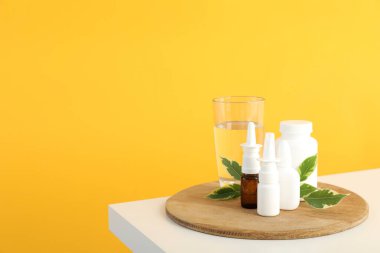 Sarı arka plan ilaçlı tepsi, mevsimsel soğuk algınlığı tedavisi