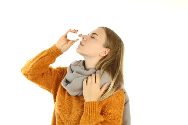 Mujer Joven Con Aerosol Nasal Aislado Sobre Fondo Blanco — Foto de Stock