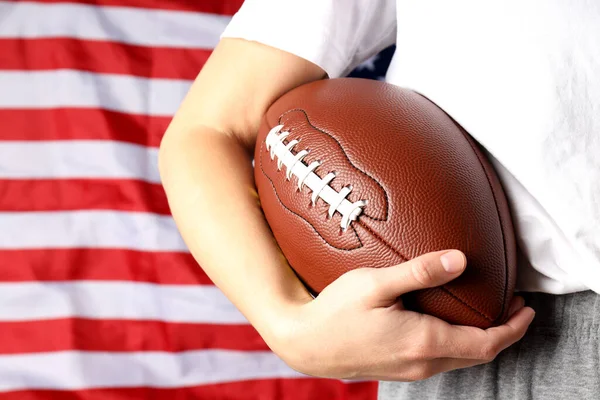 Mulher Detém Bola Futebol Americano Fundo Bandeira Americana — Fotografia de Stock