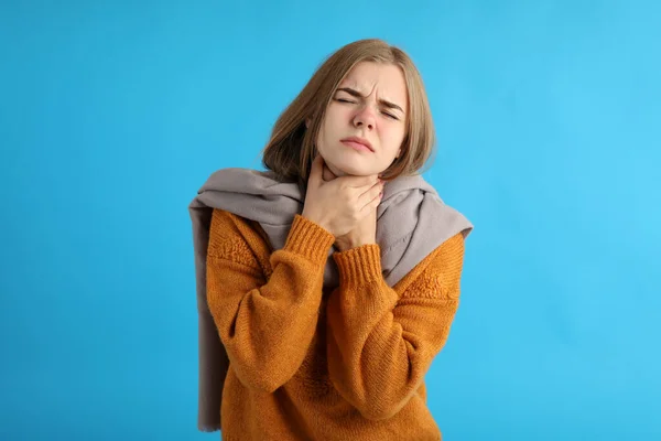 Ill Ung Kvinna Blå Bakgrund Säsongsbetonad Kallt Koncept — Stockfoto