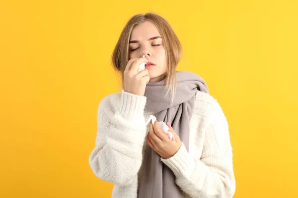 Wanita Muda Dengan Tetes Hidung Pada Latar Belakang Kuning Konsep — Stok Foto
