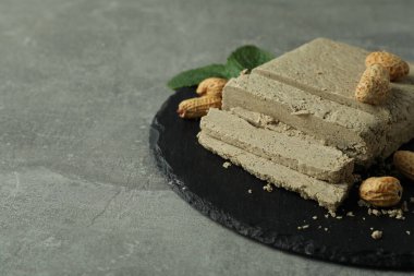 Gri desenli arka planda halkası olan lezzetli yiyecek kavramı