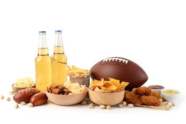 Beyaz arka planda Super Bowl atıştırmalıkları kavramı