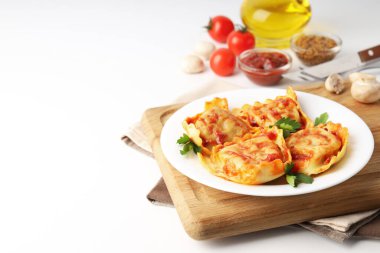Beyaz arka planda ravioli olan lezzetli yemek konsepti