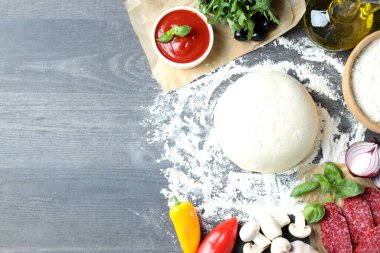 Gri ahşap arka planda pizza pişirme kavramı