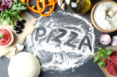 Gri ahşap arka planda pizza pişirme kavramı
