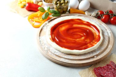 Beyaz arka planda pizza pişirme kavramı