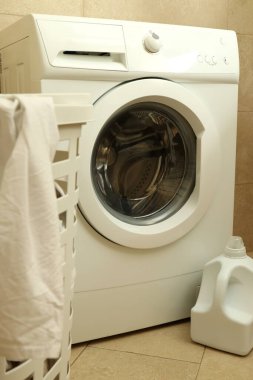 Banyoda çamaşır makinesiyle ev işi kavramı