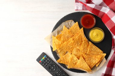 Beyaz ahşap arka planda Super Bowl atıştırmalıkları kavramı