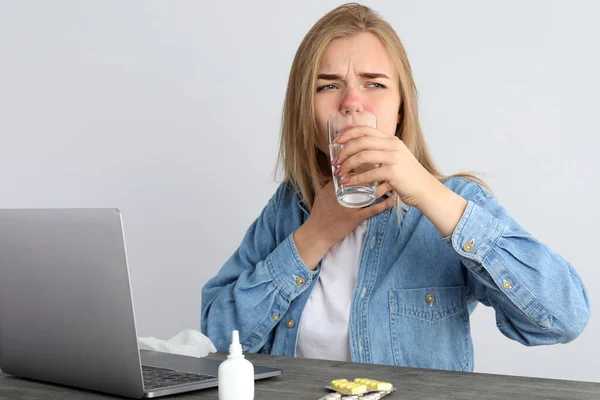 Kranke Junge Frau Arbeitsplatz Saisonales Kältekonzept — Stockfoto