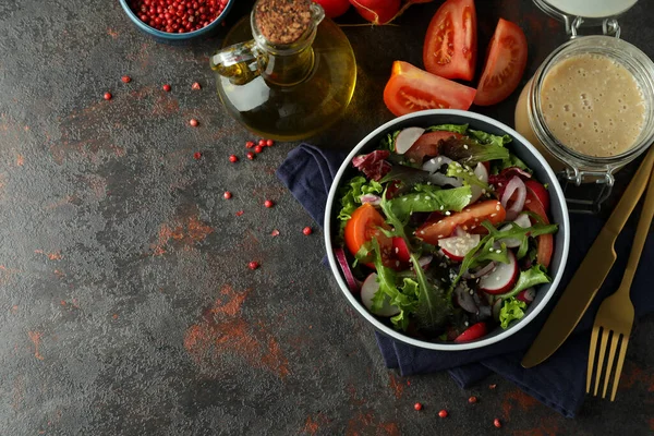 Konzept Schmackhafter Speisen Mit Gemüsesalat Mit Tahini Sauce Auf Dunklem — Stockfoto