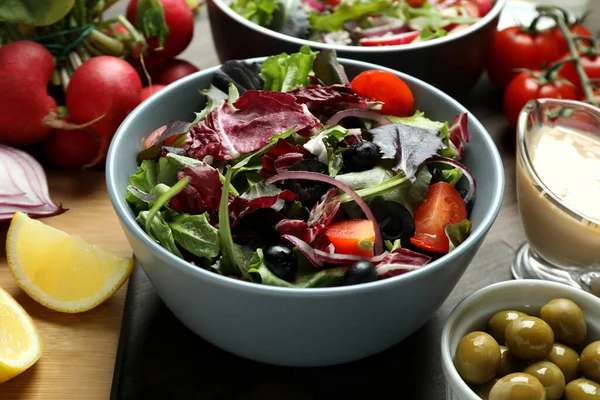 Tahini Soslu Sebze Salatası Ahşap Arka Planda Lezzetli Yemek Kavramı — Stok fotoğraf
