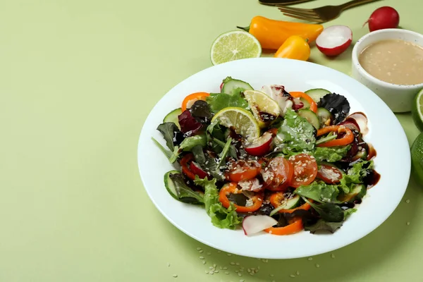 Conceito Comida Saborosa Com Salada Vegetal Com Molho Tahini Fundo — Fotografia de Stock