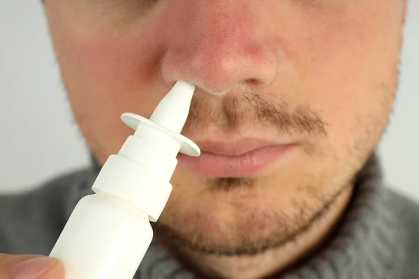 Junger Mann Benutzt Nasenspray Aus Nächster Nähe — Stockfoto