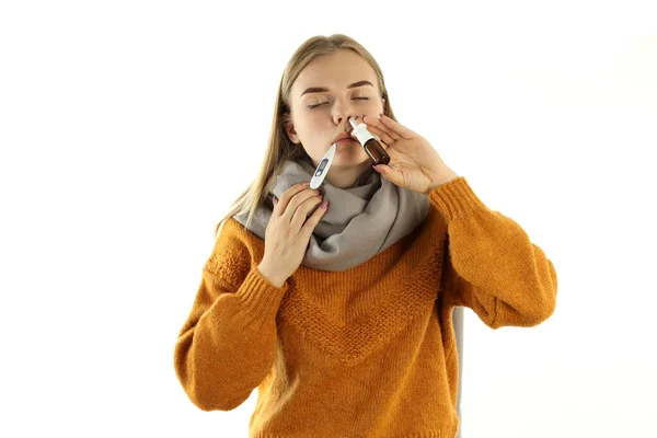 Mujer Joven Con Aerosol Nasal Aislado Sobre Fondo Blanco — Foto de Stock