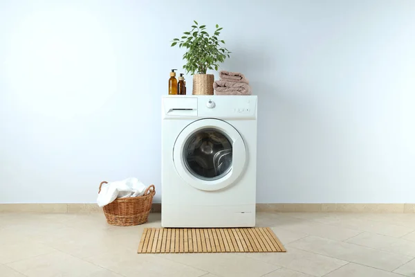Conceito Trabalho Doméstico Com Máquina Lavar Roupa Contra Parede Branca — Fotografia de Stock