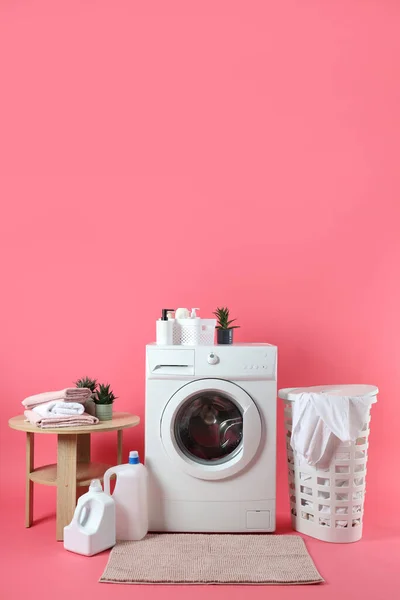 Conceito Trabalho Doméstico Com Máquina Lavar Roupa Sobre Fundo Rosa — Fotografia de Stock