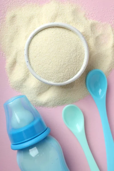 Concepto Alimento Para Bebés Con Leche Polvo Sobre Fondo Azul — Foto de Stock