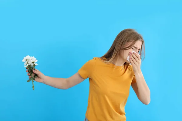 Chica Con Alergia Mantenga Flor Sobre Fondo Azul — Foto de Stock