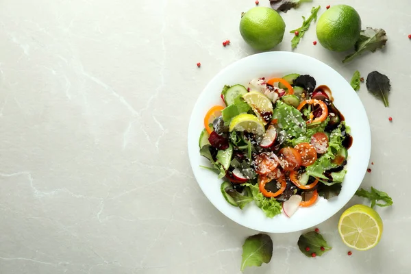 Konzept Schmackhafter Speisen Mit Gemüsesalat Mit Tahini Sauce Auf Leicht — Stockfoto