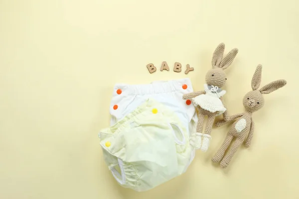 Begreppet Baby Kläder Med Återanvändbara Blöjor Ljus Bakgrund — Stockfoto