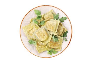 Beyaz arka planda izole edilmiş lezzetli ravioli tabağı.