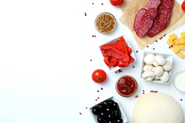 Beyaz arka planda pizza pişirme kavramı