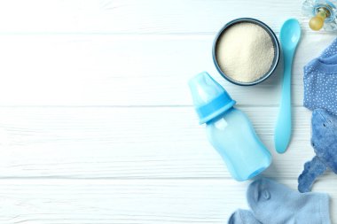 Beyaz arka planda izole edilmiş süt tozlu bebek maması kavramı