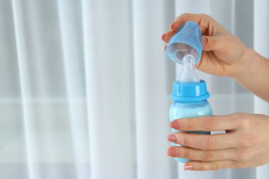 Beyaz arka planda izole edilmiş süt tozlu bebek maması kavramı